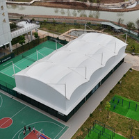 Auvent à membrane tendue multi-arches pour terrains de basketball scolaires, structure en acier résistant à la corrosion, protection UV, stade sportif