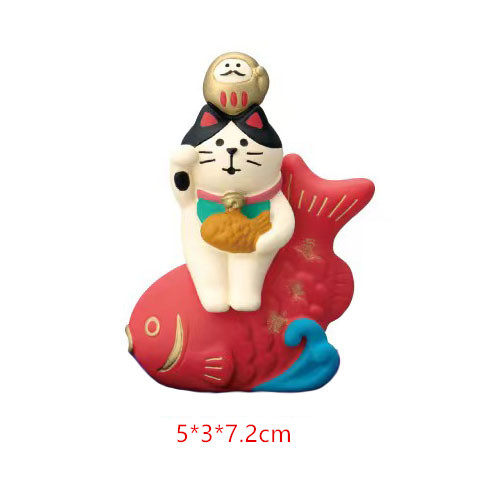 Il pesce seduto attira il gatto della ricchezza