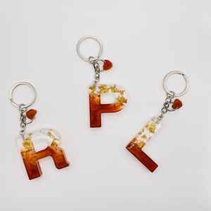 Porte-clés en résine contemporain avec finition polie, design abstrait, accessoire léger, idéal pour les modes de vie modernes - Product Image 6