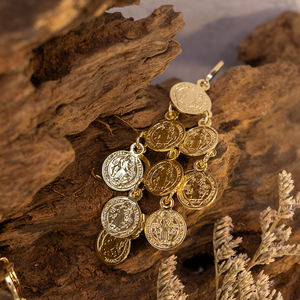 ต่างหูห่วงดีไซน์ระย้าประดับเหรียญชุบทอง 18k แบบคลาสสิก สวยหรู น้ำหนักเบา ระยิบระยับ - Product Image 1