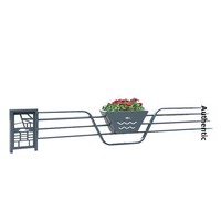 Barandilla de hierro forjado urbana con jardinera de metal, característica rellenable con agua, sin grado reflectante, sin clasificación de protección.