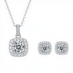 Ensemble de bijoux élégants pour femme en argent 925 plaqué or avec moissanite taille coussin et halo, idéal pour les soirées - Product Image 3