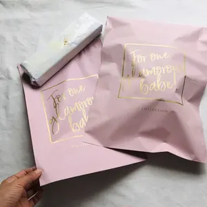 biodegradable sobres Suppliers-Bolsa de embalaje de ropa para correo postal, impresión personalizada biodegradable de poliéster rosa con logotipo de color dorado y metálico