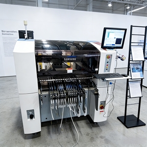 เครื่องจักรประกอบอุปกรณ์อิเล็กทรอนิกส์อัตโนมัติเต็มรูปแบบ SM320 ระดับอุตสาหกรรม สำหรับสายการประกอบยานยนต์ อิเล็กทรอนิกส์ และอุปกรณ์การแพทย์ - Product Image 1