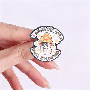 Spilla smaltata con simpatico personaggio a forma di fungo: Non ho idea di cosa sto facendo, spilla decorativa per zaino - Product Image 2