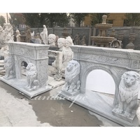 Cadre de cheminée décoratif européen en marbre blanc sculpté avec statues de lions en pierre pour décoration intérieure