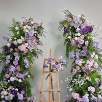 Neue pastorale Seidenrosen, Gänseblümchen, Hortensien, Geweihbögen, florale Outdoor-Hochzeitskunstblumen in Lila