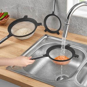 Crépine de cuisine en plastique multifonctionnelle et flexible avec poignée ergonomique et trous, compatible lave-vaisselle, pour usage domestique et professionnel CATEEM - Product Image 2
