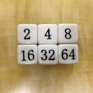 Dado de acrílico personalizado de alta calidad con ángulo recto, números negros grabados y logotipo, suave, ideal para regalos promocionales en ferias comerciales. - Product Image 3