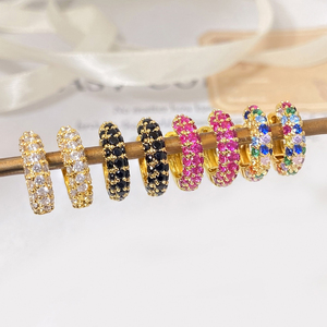 Aros Redondos Chapados en Oro de 18K al por Mayor, Aros Huggies Personalizados de Moda con Circonita Cúbica Incrustada, Hipoalergénicos - Product Image 1