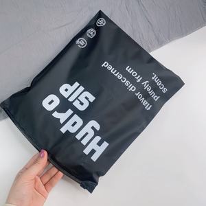 Sacs refermables en polyéthylène noir mat personnalisés avec logo multicolore - Sacs refermables à fermeture éclair pour cosmétiques et vêtements - Product Image 4