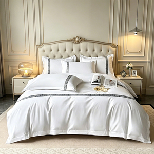 Juego de Edredón de Cuatro Piezas de Poliéster Simple, Ropa de <span class=keywords><strong>Cama</strong></span> Bordada de Cinco Estrellas para Hotel y Casa de Huéspedes, Sábanas Transpirables para Todas las Estaciones - Product Image 1