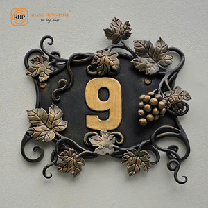 ป้ายเลขบ้านเหล็กดัดดีไซน์คลาสสิก ติดผนังด้วยสลักเกลียว KHP งานฝีมือทนทานสำหรับบ้านพักตากอากาศและบ้านหรู - Product Image 1
