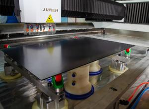 Centre d'usinage CNC à 3 axes pour le fraisage, le perçage, le chanfreinage et le polissage des verres de forme irrégulière - Product Image 4