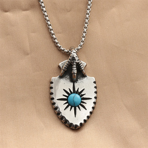 Yunnique – pendentif bouclier en acier inoxydable avec incrustation de turquoise, design griffe d'aigle, collier pour hommes, cadeau - Product Image 1
