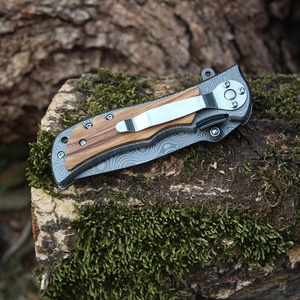<span class=keywords><strong>Coltello</strong></span> Tascabile Pieghevole <span class=keywords><strong>da</strong></span> Difesa Personale con Manico in Legno d'Olivo Inciso e Lama con Motivo Damasco al Laser per Sopravvivenza Outdoor, <span class=keywords><strong>Bushcraft</strong></span> e Uso Tattico - Product Image 6