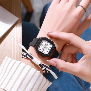 Reloj de Cuarzo Cuadrado Negro con Correa de Silicona, Reloj de Pulsera Analógico con Caja de Aleación para Hombre, Uso Casual y de Negocios - Product Image 5