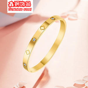 Pulseras Clásicas de Moda con Cierre a Presión para Hombre y Mujer en Oro Rosa de 18k con Flor de Cuatro Hojas de la Suerte con Incrustaciones de Titanio - Product Image 3