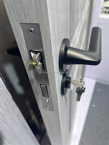 باب جلد WPC مقاوم للماء بتصميم حديث لغرف النوم ، باب رغوة PU عازل للصوت من البولي فينيل كلوريد والخشب للفنادق والفيلات - Product Image 4