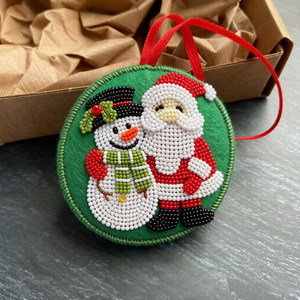 Adornos Navideños Personalizados con Cuentas, Hechos a Mano con Precisión, Adorno de Fieltro Verde con Borde Detallado, Colgante de Papá Noel y Muñeco de Nieve - Product Image 1