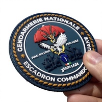 Patch en PVC personnalisé avec logo 3D en relief, thermocollant, à coudre, auto-agrippant, en feutre non tissé, motif fleur et alphabet, pour vêtements, sacs, chapeaux, chaussures