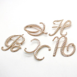Nuovo Stile Spilla con Lettera e Perle in Stile Europeo e Americano, Versatile per Abbigliamento, Elegante, Grande Formato 6CM - Product Image 6