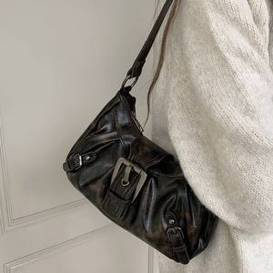 Bolso Tipo Dumpling Color Marrón Oscuro con Cierre Magnético Estilo Motero para Uso Diario Otoño 2024 - Product Image 3