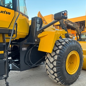รถตักล้อยาง KOMATSU WA380 รุ่นปี 2020 อุปกรณ์ก่อสร้างงานหนัก รับน้ำหนักได้ 15 ตัน เครื่องยนต์ Cummins เกียร์สีเหลืองด้านหน้า - Product Image 6