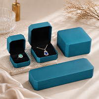 Boîte d'emballage de bijoux en cuir PU rectangulaire élégante, personnalisée en couleur, fabriquée à la main avec le logo du client pour les cadeaux de mariage