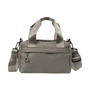 Bolso de mano multiusos para <span class=keywords><strong>mujer</strong></span>, bolso bandolera pequeño de un solo hombro, bolso de gimnasio informal de gran capacidad de nailon y poliéster con logotipo personalizado - Product Image 5
