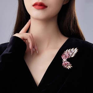 Broche Luxuoso em Formato de Asa de Liga Metálica, Corsage Feminino de Alta Qualidade com Cristais Exquisitos e Elegantes, Design Subtilmente Opulento - Product Image 2