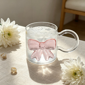Tasse <span class=keywords><strong>à</strong></span> <span class=keywords><strong>eau</strong></span> transparente en <span class=keywords><strong>verre</strong></span> borosilicate <span class=keywords><strong>rose</strong></span> de luxe léger avec grand nœud, poignée et design moderne, résistante aux hautes températures - Product Image 1
