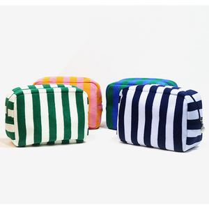 Pochette de maquillage en tissu éponge rayé doux, logo personnalisé, sac de rangement cosmétique de voyage, organiseur de soins de la peau, trousse de toilette - Product Image 1