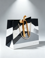 Sac cadeau personnalisé de luxe en papier mat, matériaux recyclés, fermeture magnétique, poignée en corde de coton, nœud en ruban de satin, vente en gros sur mesure