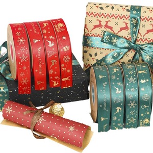 Cinta de Raso Navideña LINGKAI con Estampado de Copos de Nieve Rojos y Verdes y Renos en Dorado para Envolver Regalos de Navidad - Product Image 5