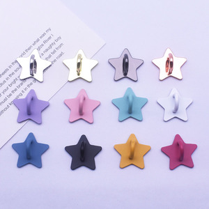 Amuleto de Amor Navideño, Gancho Metálico Hecho a Mano, Accesorio DIY para Carcasa de Teléfono - Estrellas y Lunas Viene con adhesivo en la parte posterior. - Product Image 2