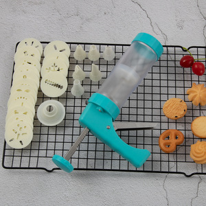 Kit de fabrication de biscuits 16-en-1 avec presse à biscuits, disques à motifs en acier inoxydable, embouts de décoration, kit de pâtisserie DIY pour les fêtes de Noël - Product Image 1