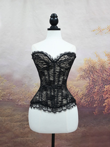 Bustier structuré romantique sans bretelles à col cœur, en dentelle cils, avec baleines, idéal pour séances photo artistiques et événements du soir - Product Image 1