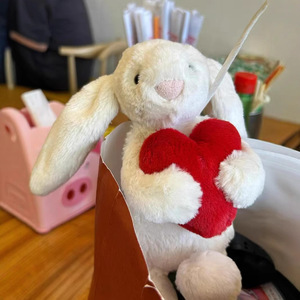 British <span class=keywords><strong>Red</strong></span> Heart Bonnie Rabbit Comfort Doll Super Soft Milky White Peluche de juguete para niñas ODM PP Relleno de algodón para cumpleaños - Product Image 3