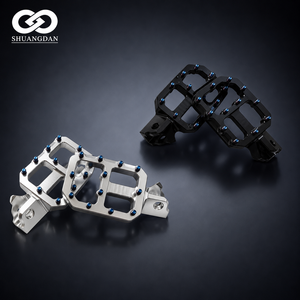 พักเท้าอะลูมิเนียม CNC กว้าง 62 มม. สีฟ้าเคลือบอะโนไดซ์ พร้อมปุ่มกันลื่น สำหรับ<span class=keywords><strong>ร</strong></span>ถมอเตอ<span class=keywords><strong>ร</strong></span>์ไซค์วิบาก Sur Ron Light Bee - Product Image 1