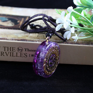 Collier pendentif en résine cristalline, améthyste, violet, rose, motif de fleurs rondes, design géométrique, bijoux cadeau unisexe - Product Image 4