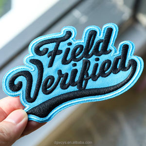 衣類用カスタム刺繍ワッペン 3Dエンボス加工パッチ ファブリックバッジ サプライヤーロゴ アイロン転写 DTFプリント 刺繍ラベル - Product Image 1