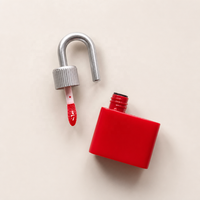 Flacon de brillant à lèvres liquide brillant personnalisé, style cadenas, avec chaîne dorée/argentée, capacité 8 ml, simplicité moderne, facile à transporter, petit pinceau