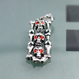 Colgante de Joyería de Moda de Acero de Titanio Fundido, Collar con Colgante de 3 Calaveras con Ojos Rojos de Diamante, Venta al por Mayor, Joyería para Hombre - Product Image 5