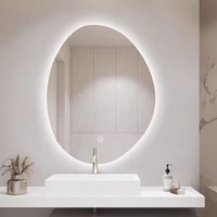 Miroir de salle de bain intelligent LED mural sans bordure, anti-buée, de forme irrégulière, moderne et personnalisé pour table de toilette d'hôtel