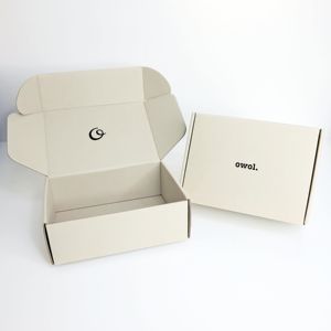 Caja de envío personalizada para ropa de moda, caja corrugada de marca para embalaje de ropa, para uso en tiendas minoristas y envíos en línea. - Product Image 1