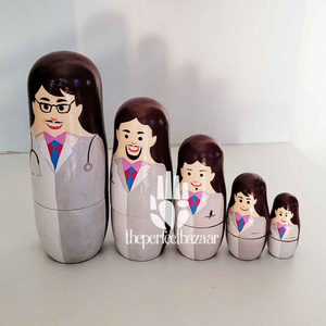 ชุดตุ๊กตาไม้หมอแบบซ้อนกันได้ 5 ตัว จาก The Perfect Bazaar - Product Image 2