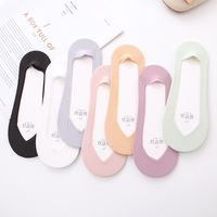 Chaussettes invisibles légères en soie sans couture pour femmes, chaussettes invisibles avec semelle en coton et fonction antidérapante.