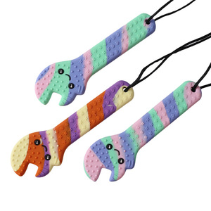 Bonito Mordedor de Silicona con Forma de Llave Inglesa para Bebé, Sensorial, con Textura de Caras de Dibujos Animados, Estrellas y Corazones, Seguro y Divertido, Tipo Joya - Product Image 1