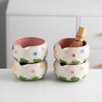 Ensemble de thé Matcha complet avec bol à thé Matcha à bec verseur, peint à la main et embossé motif fleur de cerisier, fouet Chasen et support pour fouet